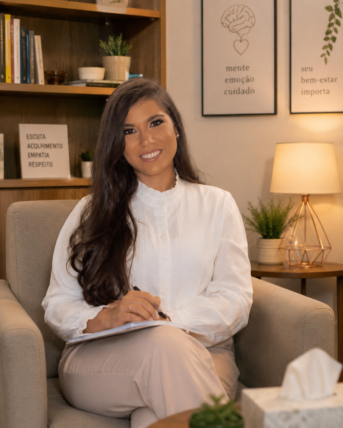 Mariana Borges Cavalheiro, psicóloga clínica, em seu consultório